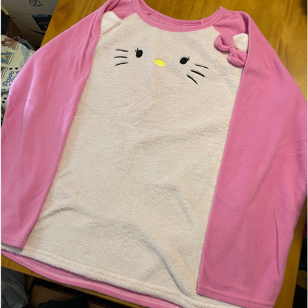 I’m selling a hello kitty pj top